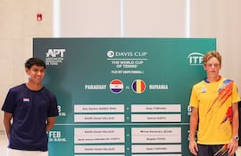 Santino Núñez (i) y el rumano Radu Rurcanu, abren la serie este viernes por Copa Davis entre Paraguay y Rumania, por los play-off del Grupo Mundial I, a disputarse en el Club Internacional de Tenis (CIT). Foto: Gentileza APT.