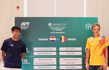 Santino Núñez (i) y el rumano Radu Rurcanu, abren la serie este viernes por Copa Davis entre Paraguay y Rumania, por los play-off del Grupo Mundial I, a disputarse en el Club Internacional de Tenis (CIT). Foto: Gentileza APT.