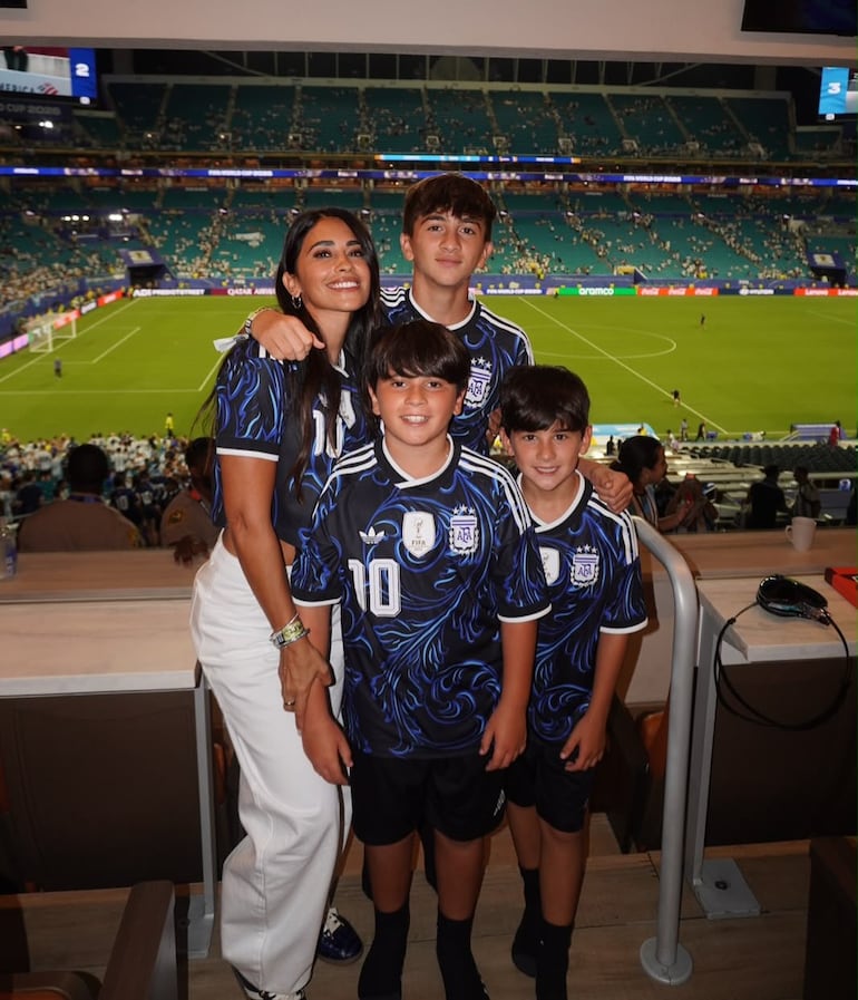 Los más incondicionales fans de Messi. Antonela Roccuzzo con sus hijos Thiago, Mateo y Ciro vistiendo la camiseta número 10. (Instagram/Antonela Roccuzzo)