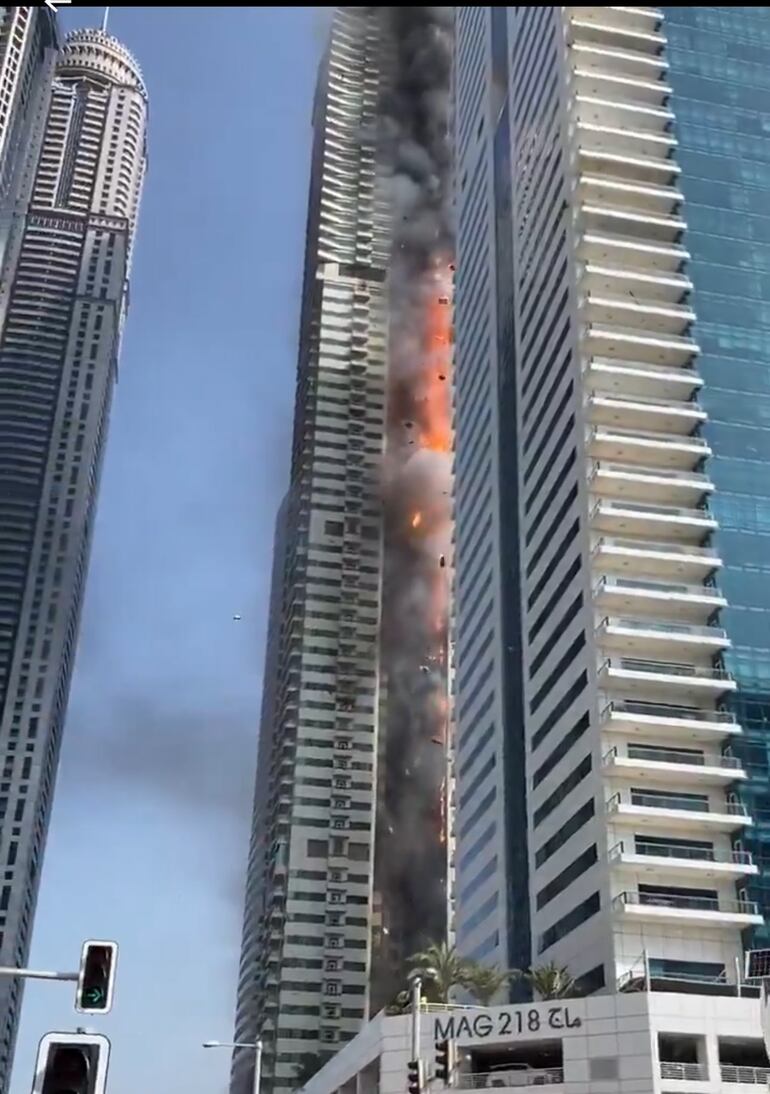 Una columna de fuego y humo sube por el racacielos.