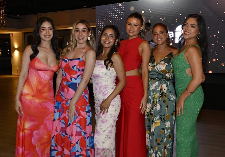 Adriana Riquelme, Stephanie Loeb, Andrea Miranda, Mali Martínez, Melissa Cáceres y Nicolle Aldana. 