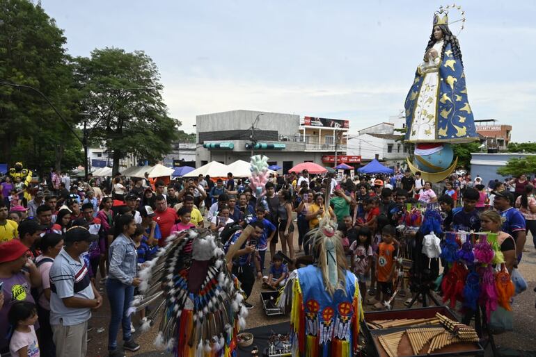 Integrantes de un grupo musical folclórico peruano Wayrapa también estuvieron presentes en Caacupé.