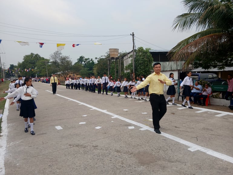 Escolares de la comunidad participando del desfile.