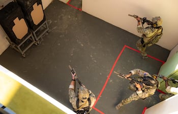 Efectivos de Fuerzas Especiales del Ejército en plena faena con otros s países participantes de la competencia internacional denominada "Fuerzas Comando 2026". Fue esta mañana en la
Escuela de Infantería del Ejército "Vista Alegre", en Nueva Asunción, departamento de Presidente Hayes. (Foto gentileza).