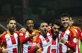 Diego Duarte (c) celebra su gol rodeado de compañeros.