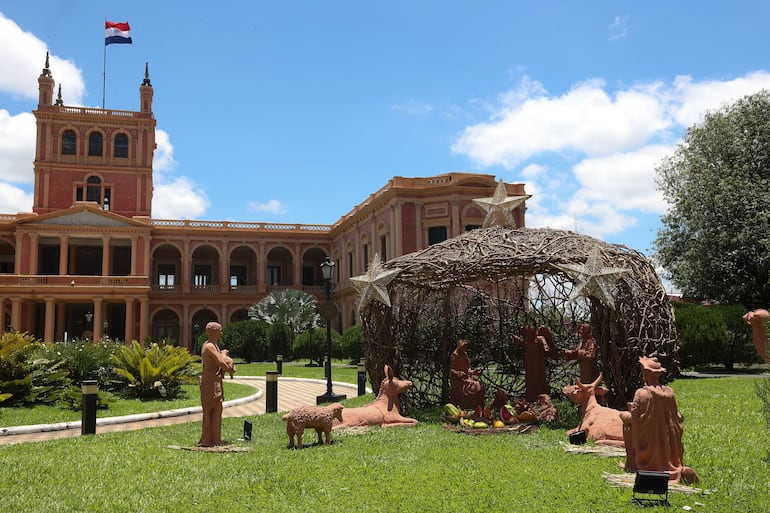 Un pesebre navideño en el Palacio de López en Asunción.