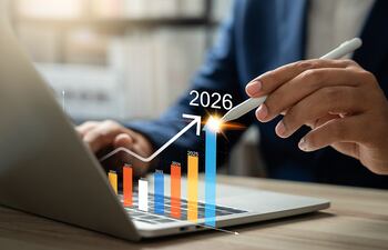 La retroactividad permite que el flujo de aportes se mantenga en valores reales y sostenibles, garantizando que los recursos disponibles para nuevos proyectos conserven su poder de construcción efectivo.