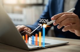 La retroactividad permite que el flujo de aportes se mantenga en valores reales y sostenibles, garantizando que los recursos disponibles para nuevos proyectos conserven su poder de construcción efectivo.