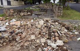 Paseo central de la avenida Estados Unidos a la altura de 15.ª Proyectada. Escombros vuelven intransitable el sitio para los peatones, pero sobre todo a personas que circulan en silla de ruedas.