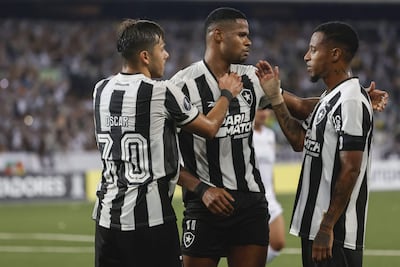 El paraguayo Óscar Romero (i), jugador del Botafogo, celebra un gol en el partido contra la Liga de Quito por la fase de grupos de la Copa Libertadores 2024 en el estadio Olímpico Nilton Santos, en Río de Janeiro, Brasil.