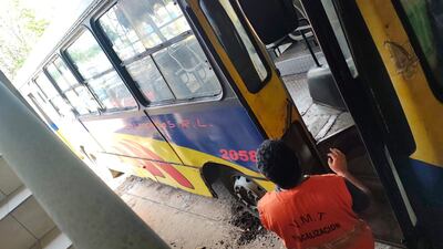 Sumarian a empresa de transporte que perdió una puerta mientras circulaba.