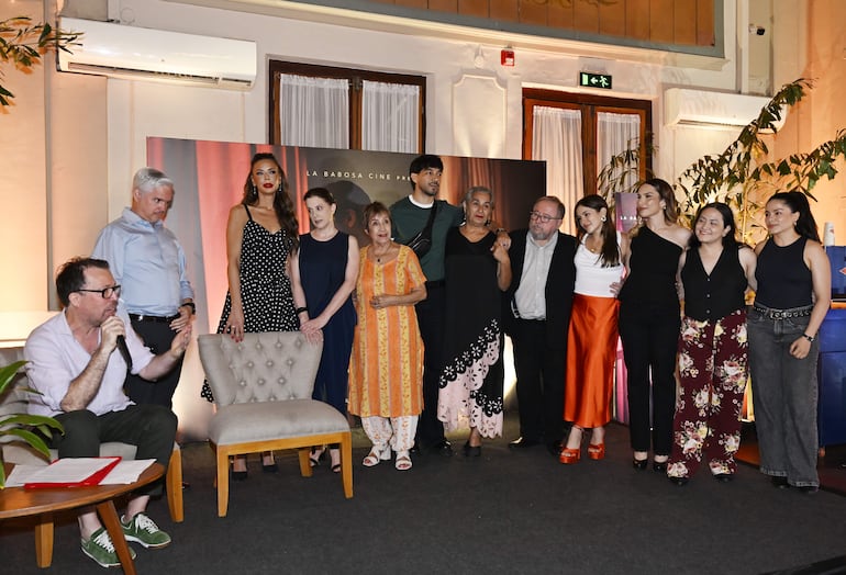 Marcelo Martinessi, Sebastián Peña Escobar y parte del equipo de actores que trabajaron en "Narciso".