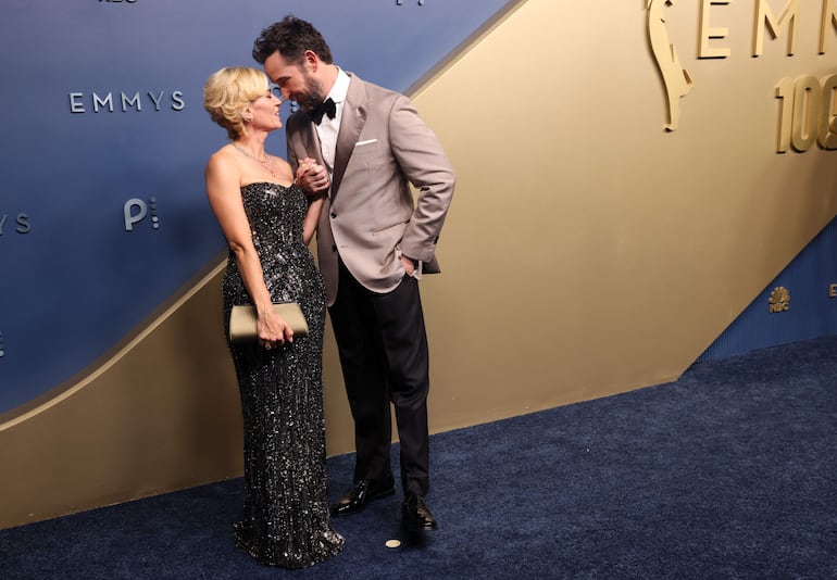 ¡Romántica parejita! Noah Wyle y Sara Wells llegando a la 78.ª ceremonia anual de los premios Emmy, celebrada en el Peacock Theater de Los Ángeles, California. (EFE/EPA/JILL CONNELLY)
