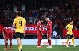 El jugador de la selección portuguesa Cristiano Ronaldo (2-d) cede el brazalete de capitán a Bruno Fernandes (c) durante el partido de la Liga de Naciones de la UEFA en Lisboa (Portugal).
