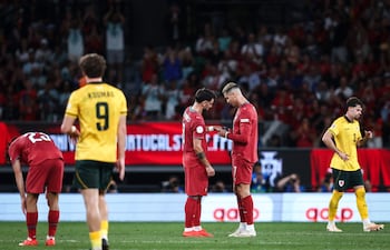 El jugador de la selección portuguesa Cristiano Ronaldo (2-d) cede el brazalete de capitán a Bruno Fernandes (c) durante el partido de la Liga de Naciones de la UEFA en Lisboa (Portugal).