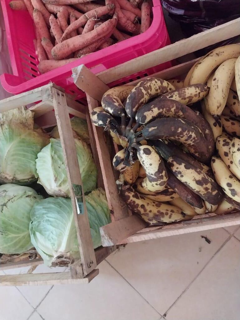 Según el director de la escuela Ramón Bejarano, las frutas y verduras deterioradas fueron reemplazadas por otras, tras la denuncia.