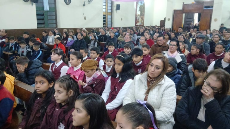 Numerosos escolares de Fuerte Olimpo, asistieron en el sexto dia del novenario
