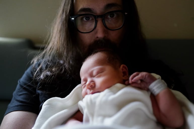 Sean Ono Lennon y el recién nacido Aurelius. (Instagram/Sean Ono Lennon)