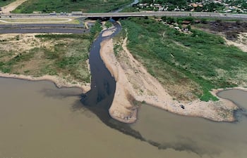 Impunemente se descarga todo tipo de desechos sólidos y efluentes cloacales al Mburicaó. En la foto, se observa el agua turbia del arroyo que desemboca en el río Paraguay.