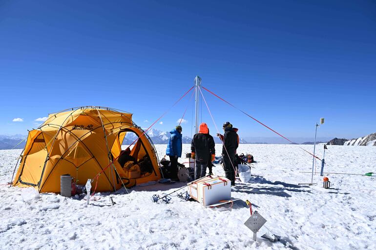 Campamento instalado en la cima del glaciar durante la expedición 'Pamir-Ice-Memory' en el glaciar de Pamir en Kon Chukurbashi, Tayikistán oriental, el 24 de septiembre de 2025