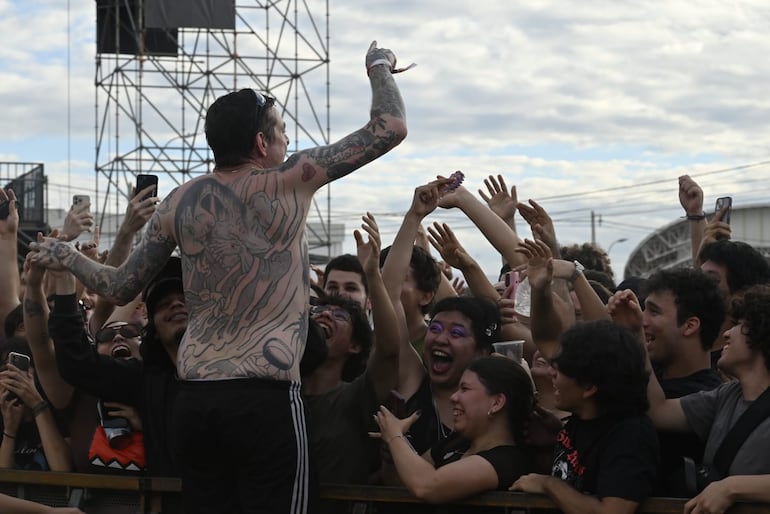 Sebastian Murphy vocalista de Viagra Boys salió a saltar con el público de Generales del Asunciónico 2026 en el COP.