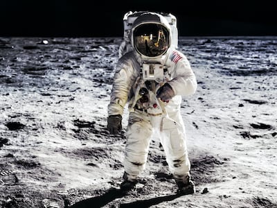 El astronauta Edwin E. Aldrin Jr. piloto del módulo lunar, camina sobre la superficie de la luna.