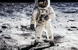 El astronauta Edwin E. Aldrin Jr. piloto del módulo lunar, camina sobre la superficie de la luna.