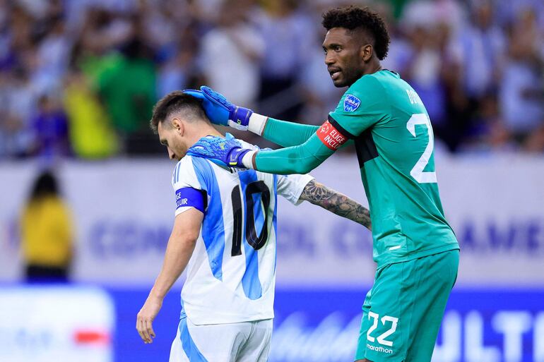 Lionel Messi, jugador de la selección de Argentina, lamenta el penal fallado frente a Ecuador durante la tanda en el partido de cuartos de final de la Copa América 2024 en el NRG Stadium, en Houston, Texas.