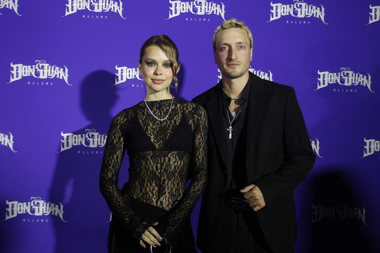 El compositor y productor colombiano Vibarco (d) posa junto a Mariana Mejía (i), cantante paisa mejor conocida como MAR durante la alfombra morada de la fiesta de lanzamiento del nuevo trabajo discográfico de Maluma "Don Juan" hoy, en Medellín (Colombia).