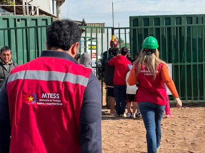 Funcionarios del Ministerio del Trabajo toman intervención tras la explosión registrada dentro de una barcaza.