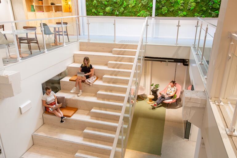 Los centros de "coworking" para trabajo compartido, flexible e híbrido, ofrecen conectividad y comodidad. Foto: IWG, red SPACES, Noruega.