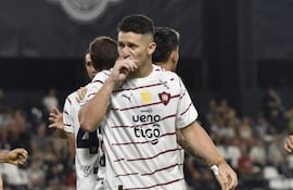 Jorge Morel, futbolista de Cerro Porteño, celebra un gol en el partido frente a Libertad por la fecha 12 del torneo Apertura 2026 de la Primera División de Paraguay en el estadio La Huerta, en Asunción, Paraguay.