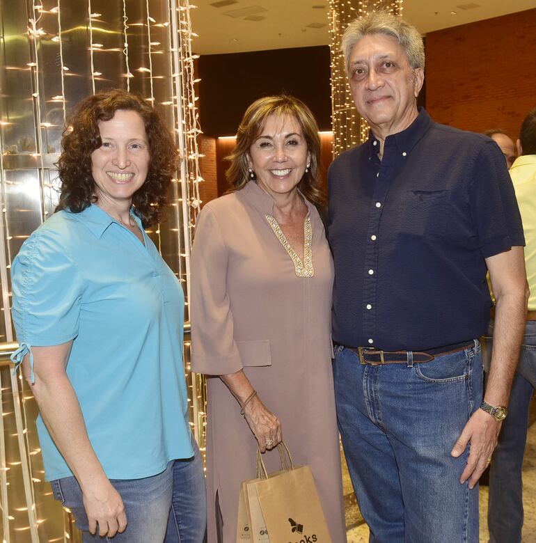 Mariana Mendelzon, Graciela Garay y Raúl Saldívar.