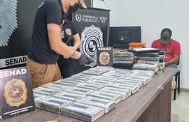 Agentes de Senad incautaron 58,5 kilos de cocaína en el aeropuerto Silvio Pettirossi.