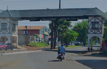 Arco de entrada a Obligado con letrero 'siéntase como en casa', en un entorno urbano y soleado.