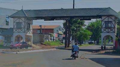 Arco de entrada a Obligado con letrero 'siéntase como en casa', en un entorno urbano y soleado.