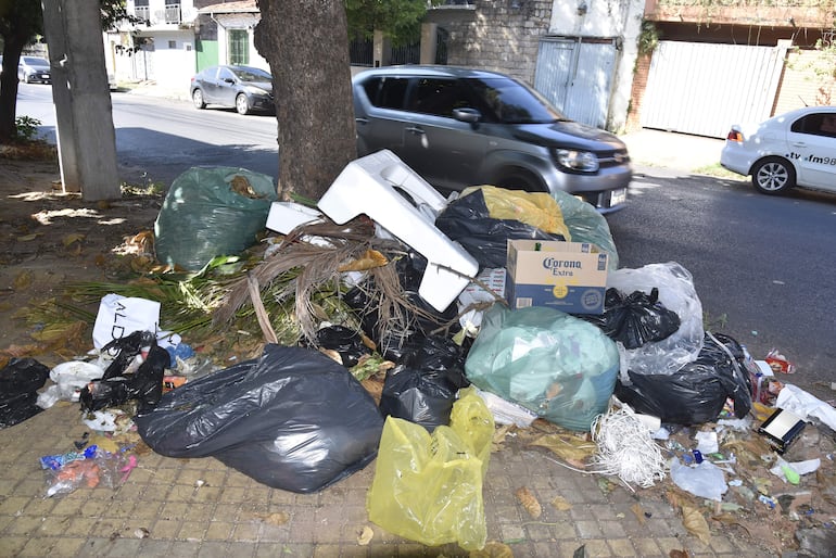 Otro basural en Teodoro Ss Mongelós y Bomberos Boluntarios, del barrio Bernardino Caballero, Asunción.
