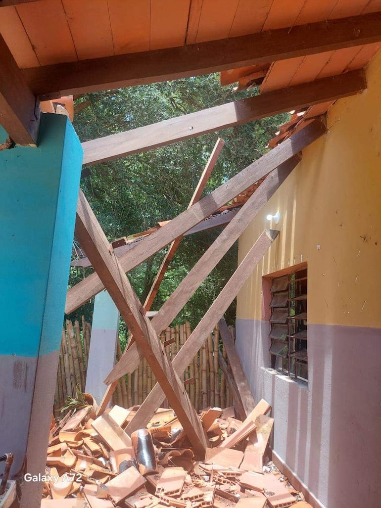 La viga principal se rompió y causó el colapso de la galería y parte de un aula.