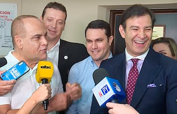 El presidente del Senado, Basilio Bachi Nuñez junto con sus colegas Juan Carlos "Nano" Galaverna dan respaldo a Hernan David Rivas Roman (c), además del senador Silvio "Beto" Ovelar, todos del bloque cartista.
Captura de imagen de video de Abc Tv 24 de octubre de 2023