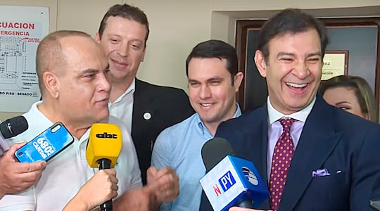 El presidente del Senado, Basilio Bachi Nuñez junto con sus colegas Juan Carlos "Nano" Galaverna dan respaldo a Hernan David Rivas Roman (c), además del senador Silvio "Beto" Ovelar, todos del bloque cartista.
Captura de imagen de video de Abc Tv 24 de octubre de 2023