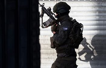 Un soldado israelí durante una operación ayer jueves en Nablus, Cisjordania.