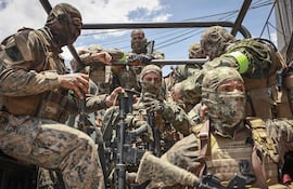 Integrantes de las Fuerzas Militares de Río de Janeiro patrullan durante la segunda fase de la llamada Operación Contención en el complejo Salgueiro, en São Gonçalo (Brasil).