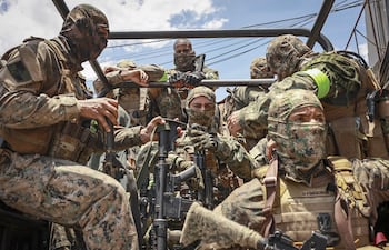 Integrantes de las Fuerzas Militares de Río de Janeiro patrullan durante la segunda fase de la llamada Operación Contención en el complejo Salgueiro, en São Gonçalo (Brasil).