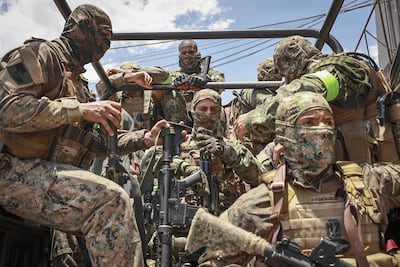 Integrantes de las Fuerzas Militares de Río de Janeiro patrullan durante la segunda fase de la llamada Operación Contención en el complejo Salgueiro, en São Gonçalo (Brasil).