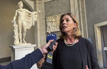 La directora de los Museos Vaticanos, Barbara Jatta durante la presentación del Apolo del Belvedere, copia romana de la obra maestra griega del siglo IV a.C. y una de las esculturas más célebres de los Museos Vaticanos, que vuelve a exhibirse al público desde este martes tras casi cinco años de una compleja restauración.