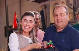La gobernadora Norma Zárate de Monges entrega un obsequio de fin de año 2025 al concejal departamental Daniel Ortiz (NR-HC).