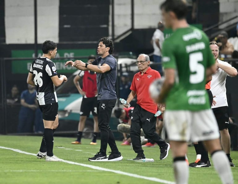 Nelson Haedo Valdez, entrenador de Libertad, durante el partido frente a Olimpia por la fecha 12 del torneo Clausura 2026 de la Primera División de Paraguay en el estadio La Huerta, en Asunción, Paraguay.