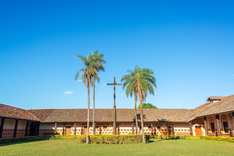 Patio y cruz en la misión jesuítica de Concepción, en Bolivia, declarada Patrimonio Mundial por la Unesco.