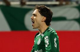 El jugador Mauricio, de la SE Palmeiras, celebra su gol contra el equipo del São Paulo FC, durante el partido correspondiente a la semifinal del Campeonato Paulista, Serie A1, en el Arena Barueri.