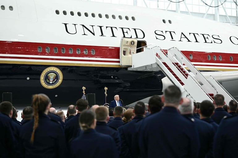 Trump desvela el nuevo Air Force One, un Boeing de lujo con los colores de la bandera - Mundo